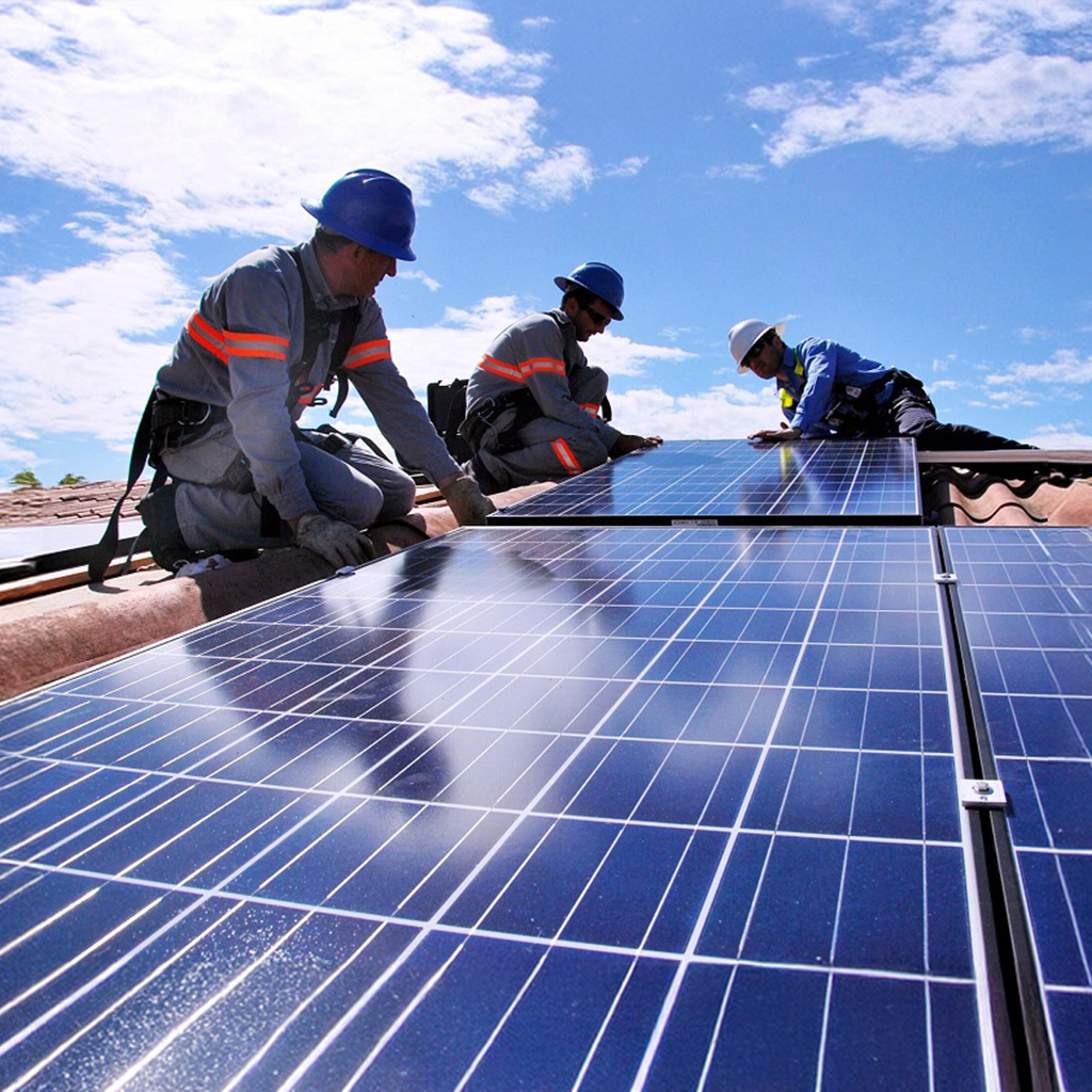 Instalação de painéis solares em telhado residencial em Curitiba