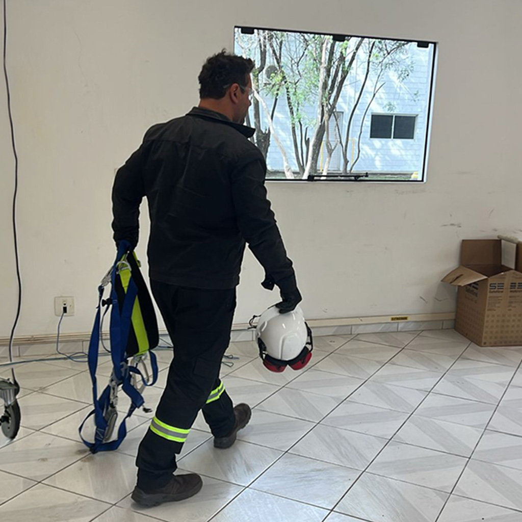 Eletricista realizando manutenção elétrica residencial em Curitiba